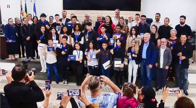 Estudantes a postos para os cliques oficiais. Concurso de redações recebeu quase 200 textos. CPP-Limeira acompanhou. (Foto: reprodução YouTube Câmara de Limeira) 